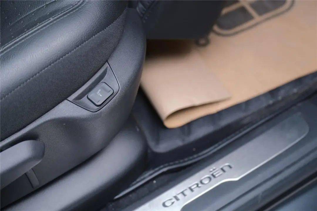 奔驰主副驾驶腿托，不是摆设，是真能让你躺平开长途的宝藏功能
