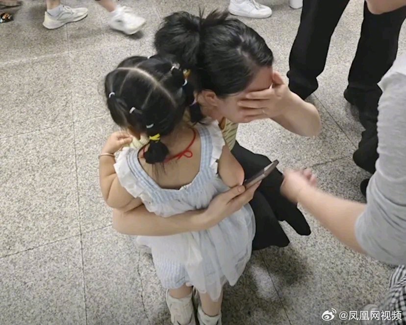 试管女儿撞脸陌生女孩寻人视频下架,一场基因巧合背后的故事,让人又暖又揪心 试管女儿撞脸陌生女孩寻人视频下架,一场基因巧合背后的故事,让人又暖又揪心