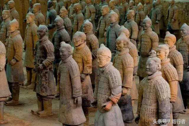 女子抱娃跳进兵马俑坑?官方回应来了,这事儿没你想的那么玄乎 女子抱娃跳进兵马俑坑?官方回应来了,这事儿没你想的那么玄乎