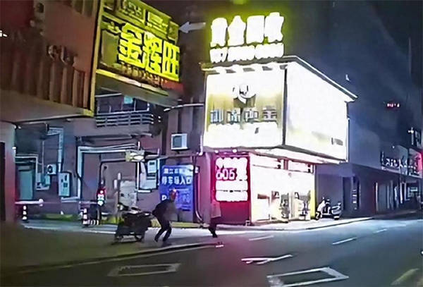 山东蒙面男子持钝器抢劫金店被抓获,一场荒唐的黄金梦是如何破灭的? 山东蒙面男子持钝器抢劫金店被抓获,一场荒唐的黄金梦是如何破灭的?